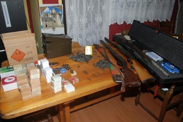 DOBOJ: Pretio ženi da će je ubiti, nakon prijave za porodično nasilje pronađen arsenal oružja