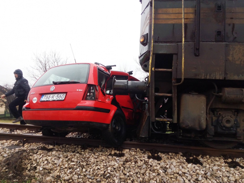 PETROVO: Vozač Golfa povrijeđen u sudaru sa lokomotivom Željeznica FBiH (FOTO)