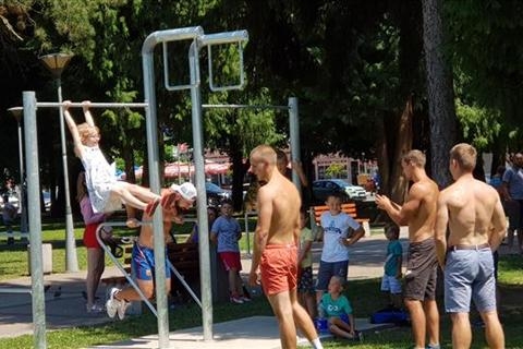 DOBOJ: U parku postavljene sprave za vježbe na otvorenom