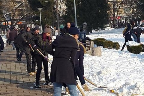 DOBOJ: Programeri čiste od snijega gradski park