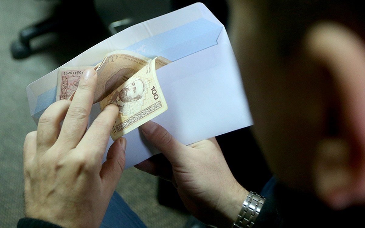 RADNICI PREVARENI – Po Ministarstvu rada najniža plata u RS je 250 KM!