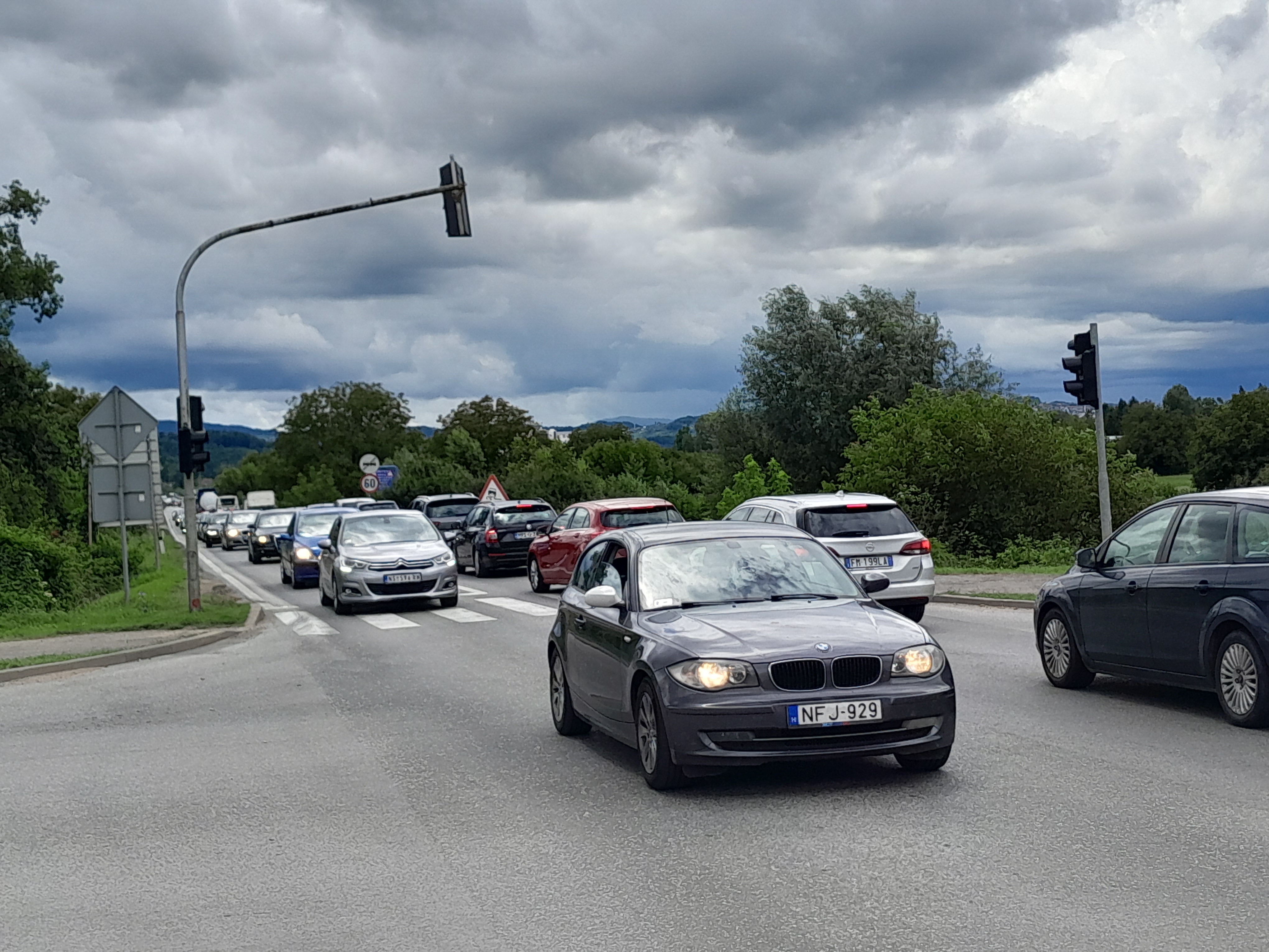 ZAŠTO SU ČESTI ZASTOJI SAOBRAĆAJA NA PUTU M17: Da li su "krivi" kružni tokovi ili neznanje vozača? (FOTO) (VIDEO)