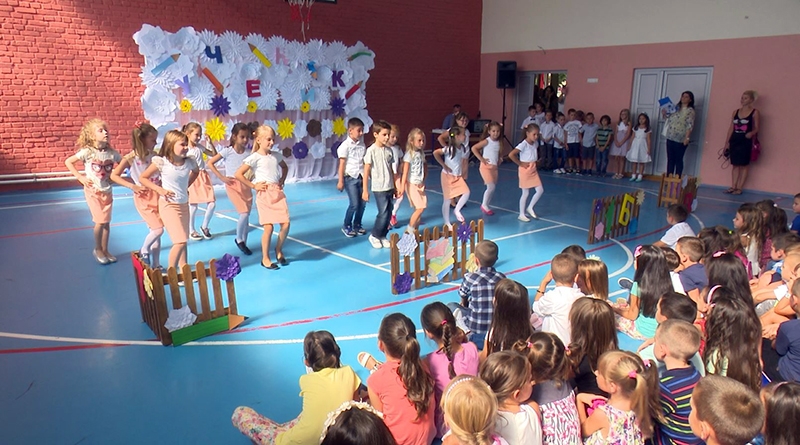 DOBOJ: Priredba za prvačiće u školi „Sveti Sava“ (FOTO)