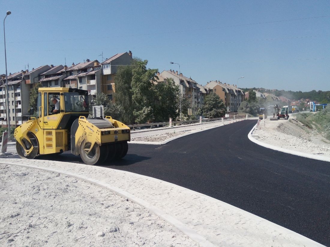 POČELO ASFALTIRANJE KRUŽNOG TOKA KOD "JAPANCA": Konačno će odahnuti žitelji Pijeskova (VIDEO)