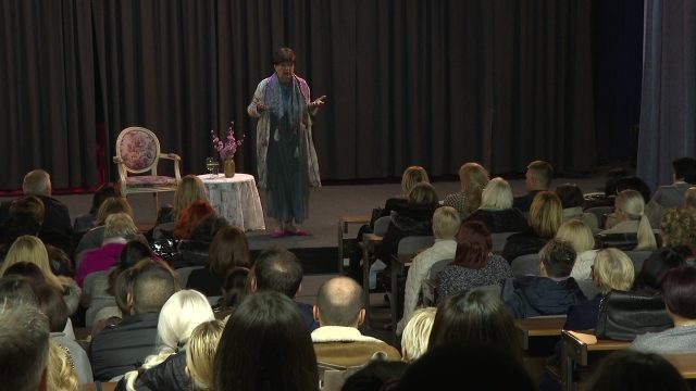 DOBOJ: Odigrana monodrama „Gospođa Milihbrot” u izvođenju Gorice Popović (VIDEO)