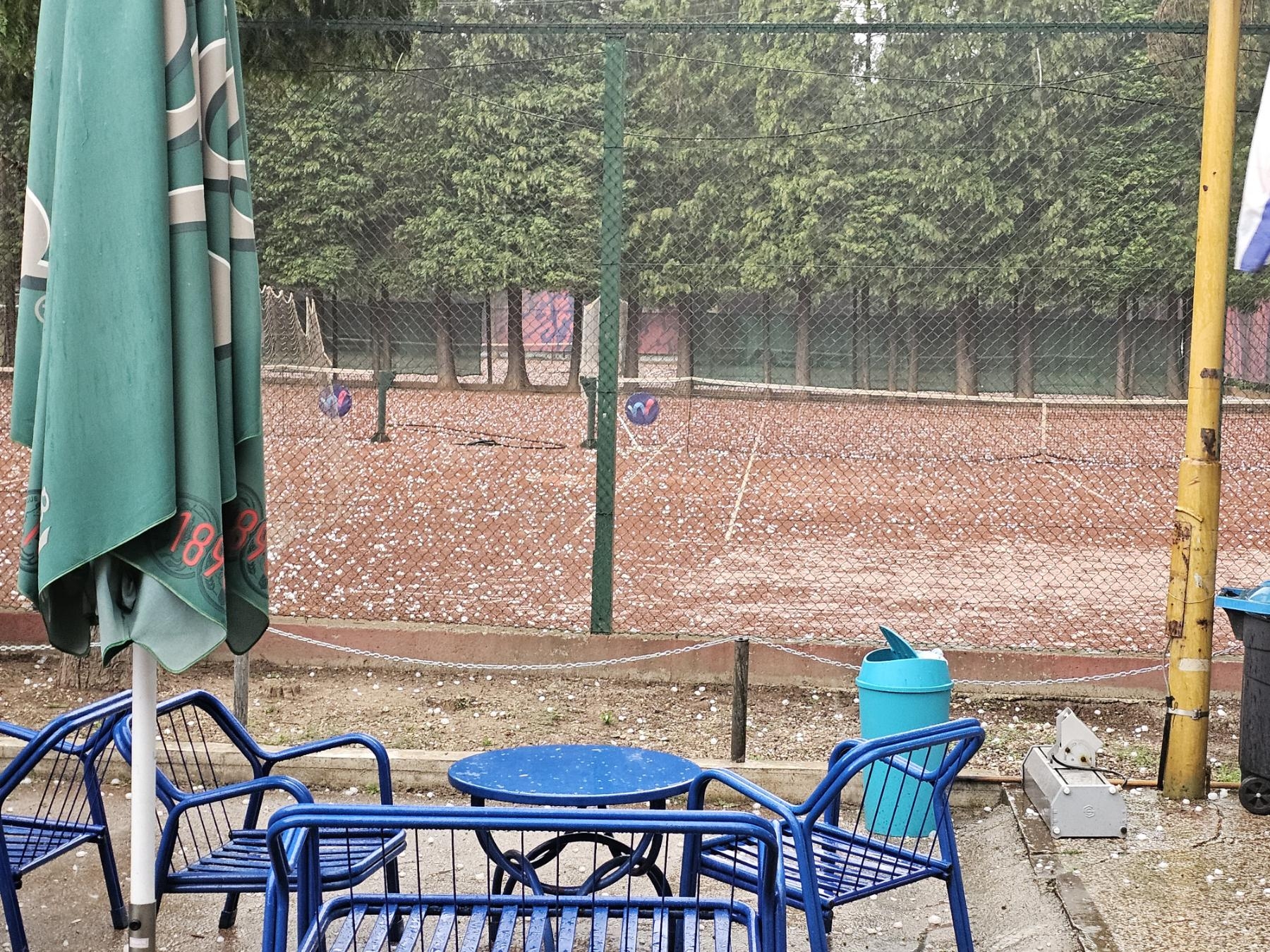 OLUJNO NEVRIJEME POGODILO DOBOJ: Padao krupan led i obilna kiša (VIDEO) (FOTO)