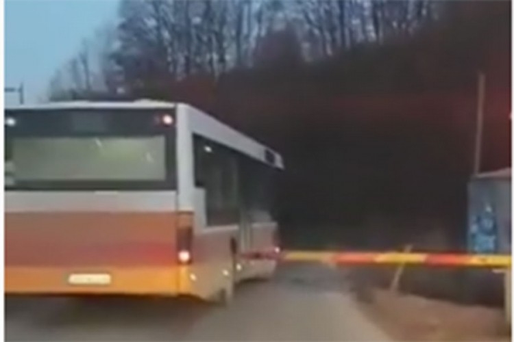 DOBOJ: Identifikovan vozač autobusa koji je prelazio preko pruge dok su rampe spuštene