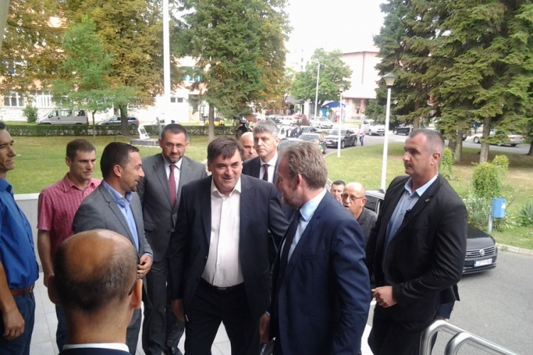 DOBOJ: Izetbegović o Petroviću samo u superlativu