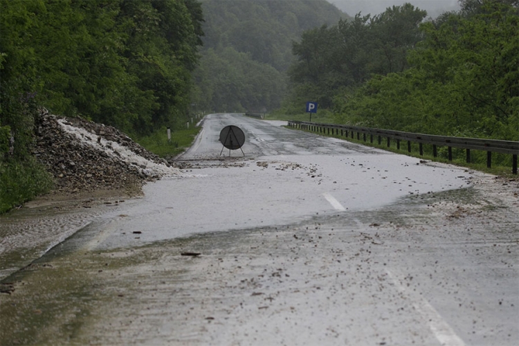 PUTEVI: Prekid saobraćaja na pojedinim putnim pravcima