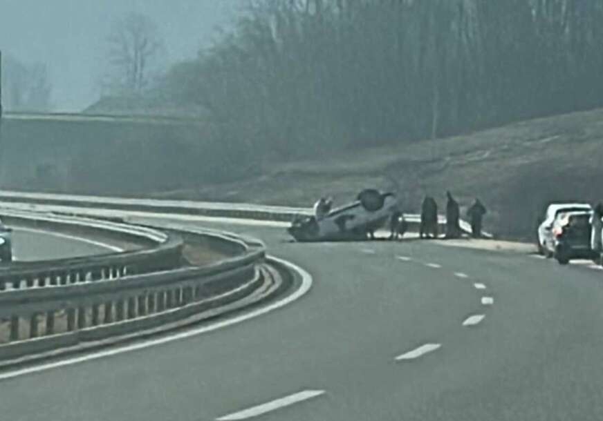 AUTO NA KROVU Saobraćajka na auto-putu Doboj - Banjaluka (VIDEO)