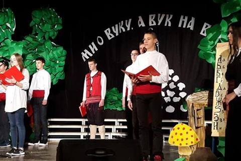 DOBOJ: Prigodnim programom obilježen dan Osnovne škole "Vuk Stefanović Karadžić" (FOTO)