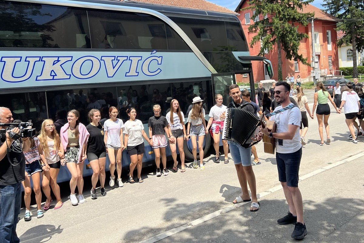 DOBOJ: KUD Doboj proslavio prvu nagradu, izašli iz autobusa pa zaigrali užičko kolo