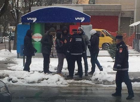 Protest zbog nabavke SKUPOG VOZILA: “Restartovce” u Doboju dočekali UVREDAMA, policija sprečila SUKOB