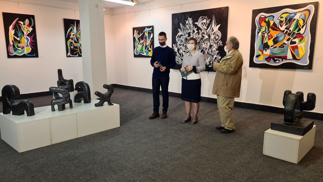 DOBOJ: Otvorena izložba "Umjetnik kao mitolog"