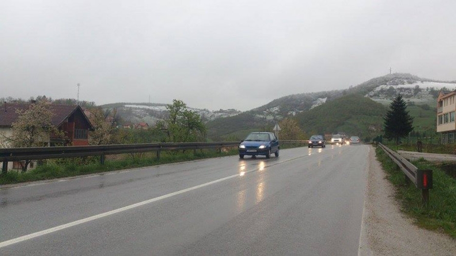 PUTEVI: Pretežno mokri i klizavi kolovozi