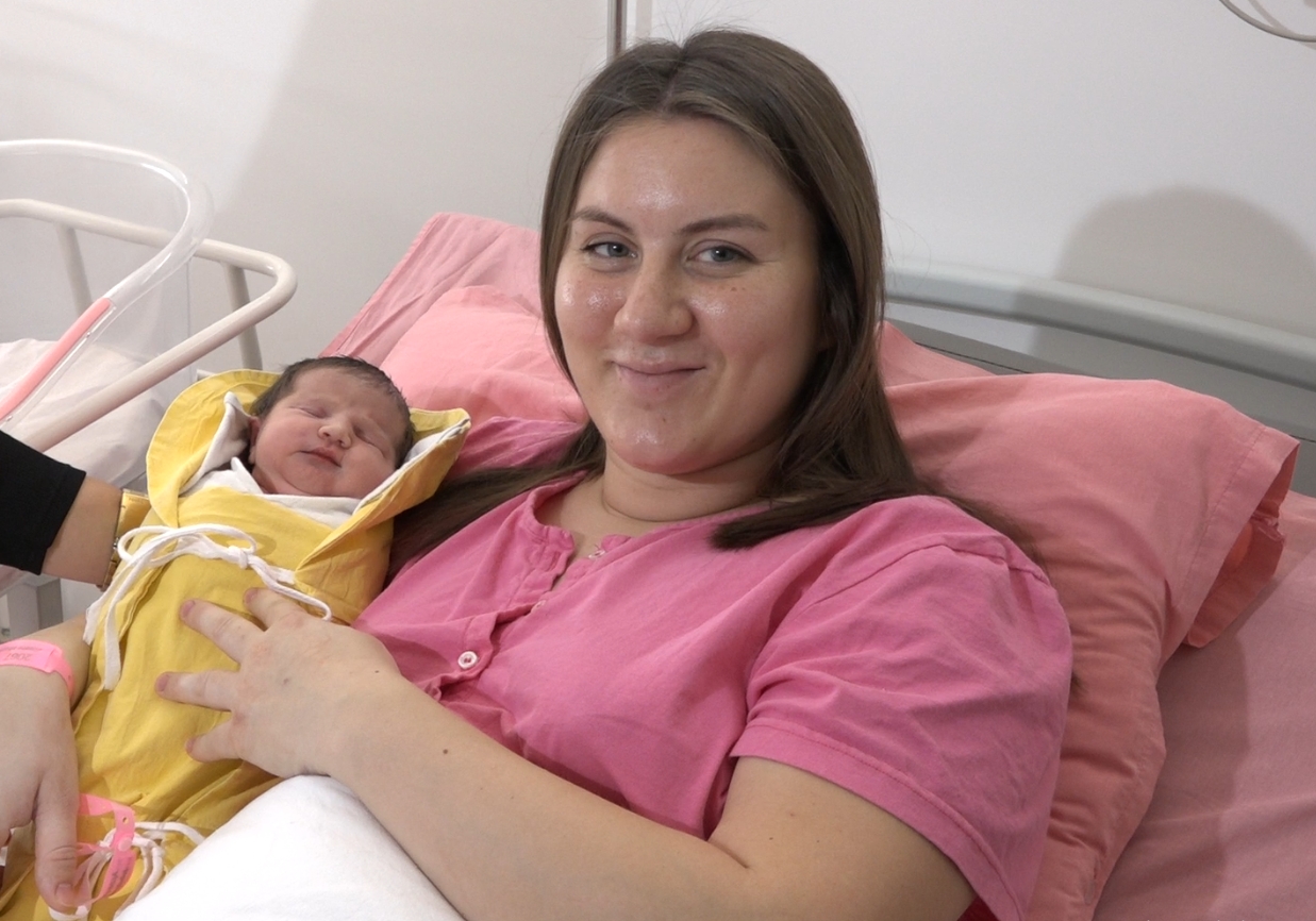 DOBOJ: Nikolija prva beba rođena u Srpskoj (VIDEO)