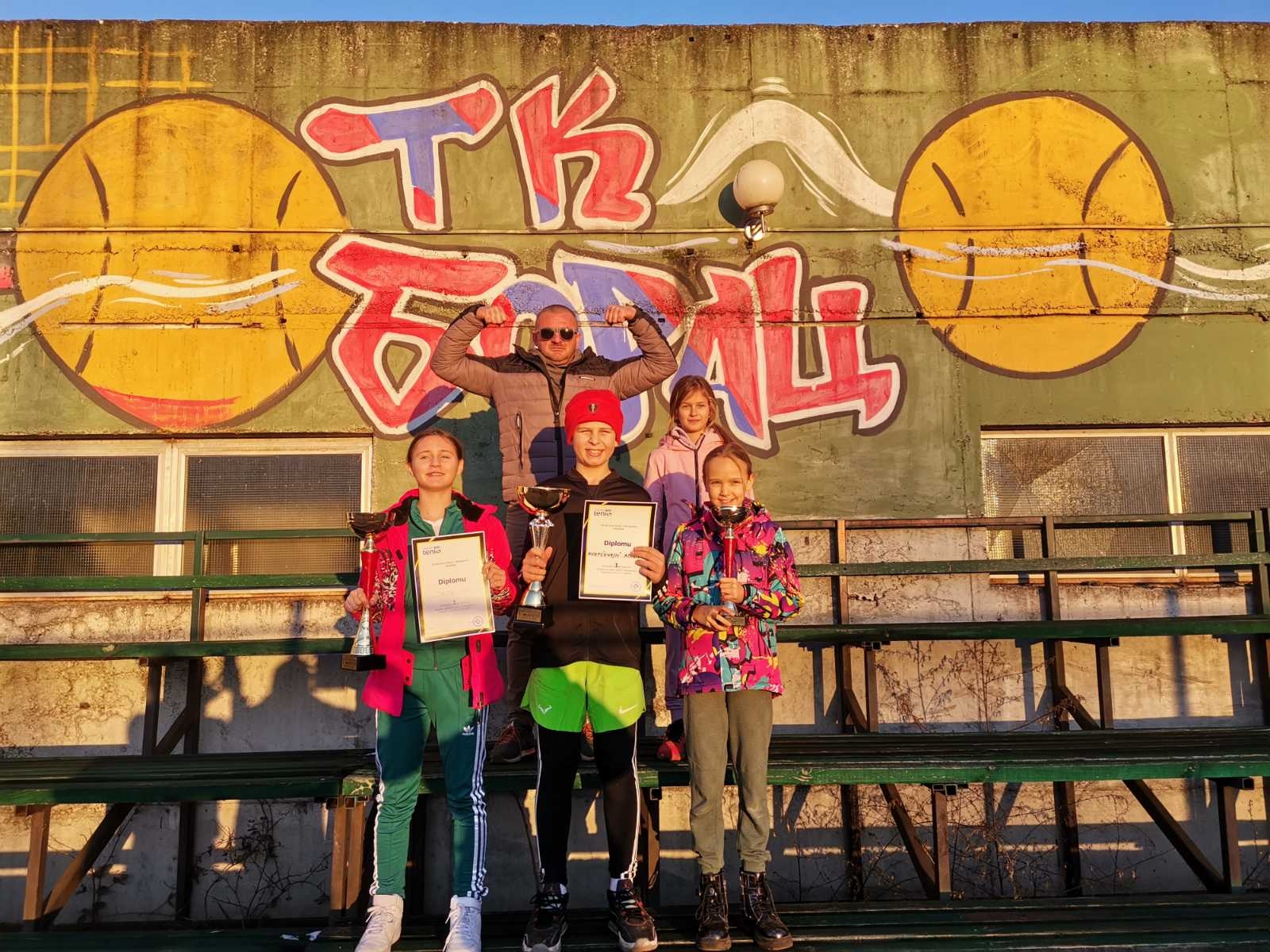 DOMINACIJA U BH TENISU SE NASTAVLJA: Dupla kruna za TK Doboj na državnom prvenstvu U-12, šampioni Sara Tripić i Adian Kurtćehajić!