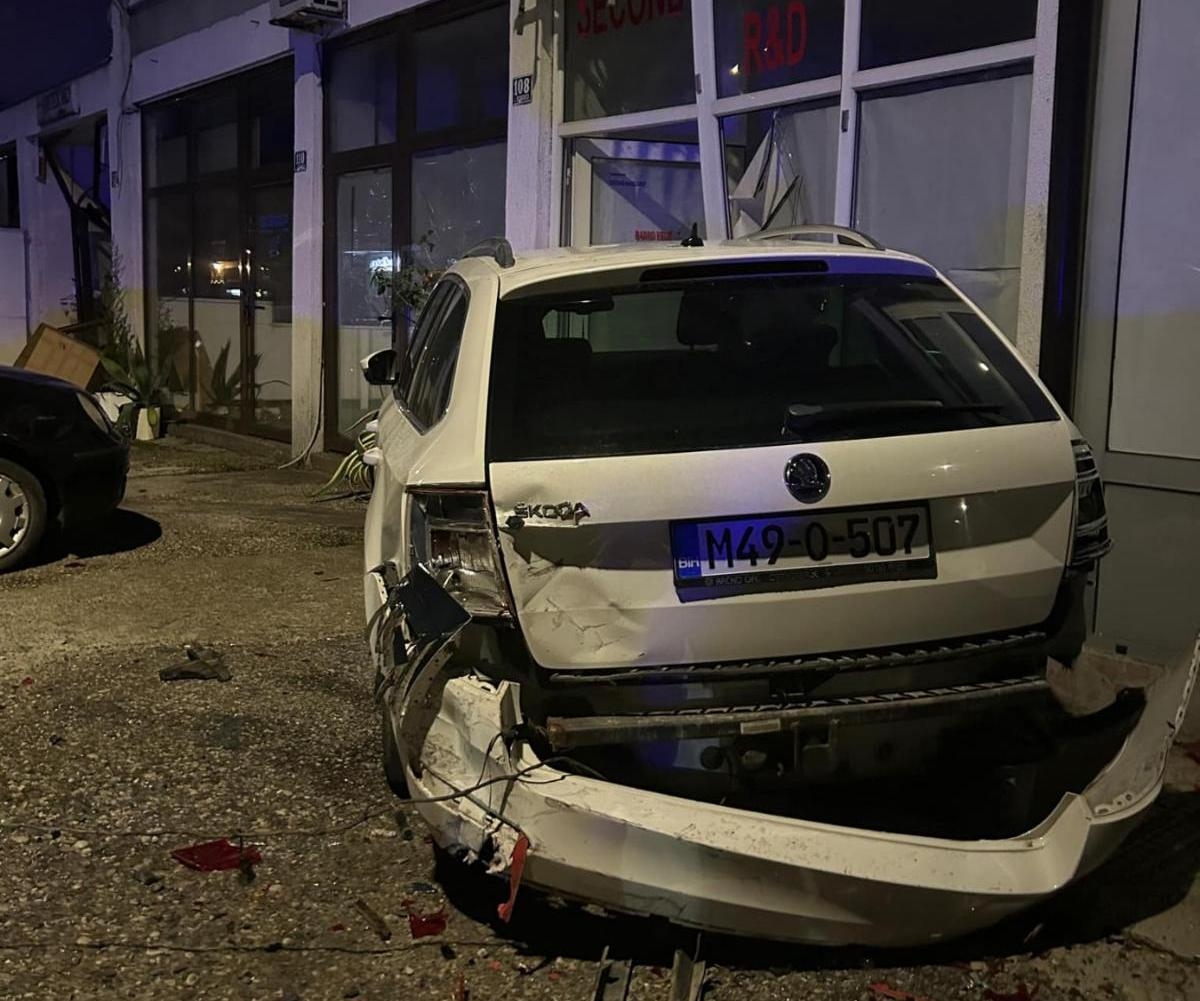 DOBOJ: Pijani vozač oštetio osam vozila i četiri izloga (FOTO)