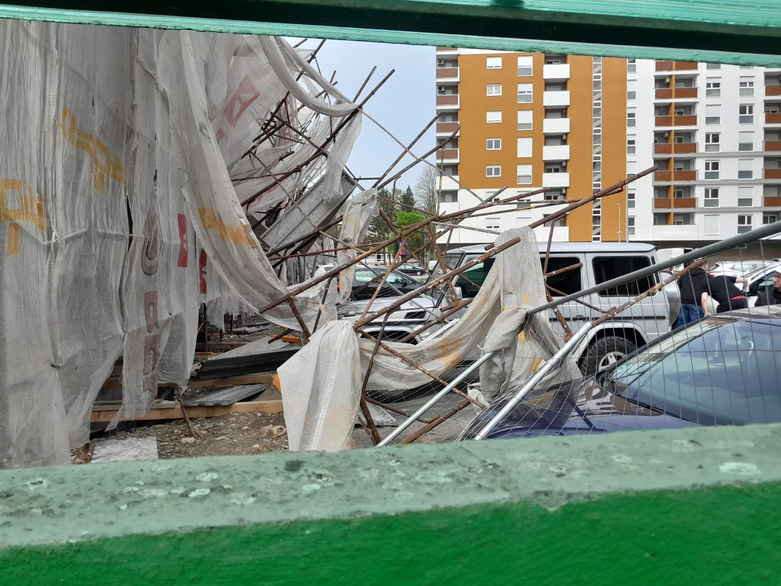 ZAMALO TRAGEDIJA: Srušila se građevinska skela u Doboju. (FOTO) (VIDEO)