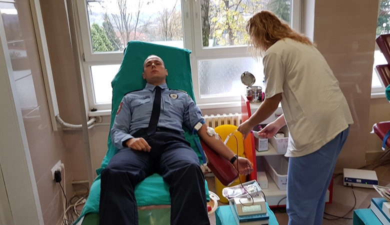 DOBOJ: Pripadnici policije darivali krv