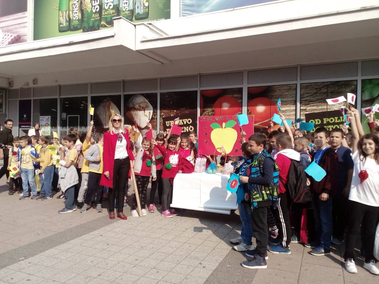DOBOJ: Učenici iznenadili sugrađane za Dan jabuke (FOTO)