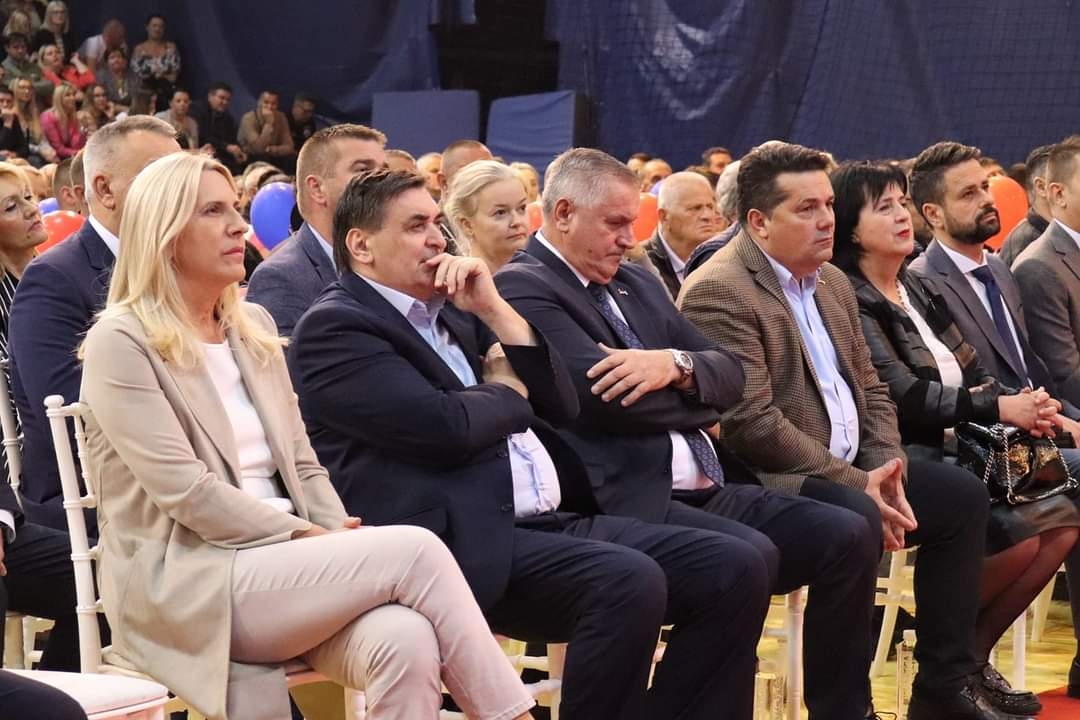 OLIGARHIJA U DOBOJU: "Ne cveta cveće ni u naše preduzeće"