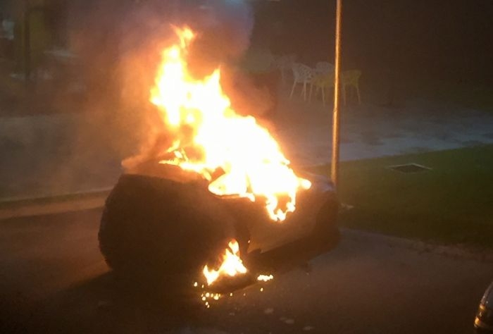 ISTRAGA PODMETNUTOG POŽARA U DOBOJU Maskirani napadač polio vozilo tečnošću i zapalio