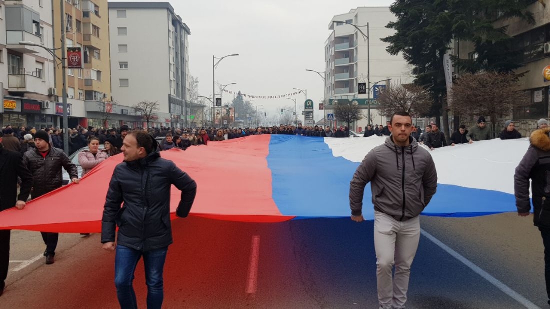 DOBOJ: Mladi pronijeli zastavu Srpske ulicom Svetog Save (FOTO)