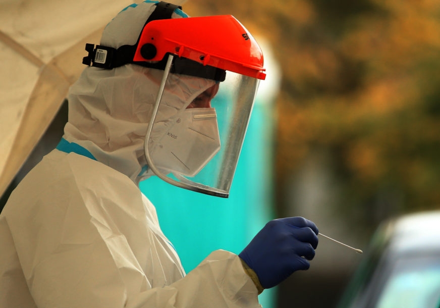 ALARMANTNA SITUACIJA U SRPSKOJ Nevidljivi protivnik odnio osam žrtava, na koronu pozitivno još 589 osoba