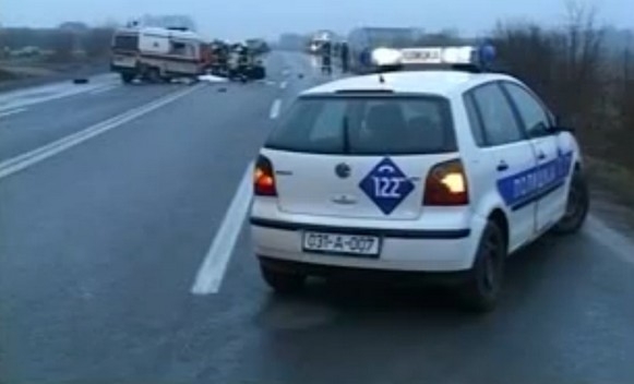 DOBOJ: Najmanje jedno lice povrijeđeno u sudaru dva vozila