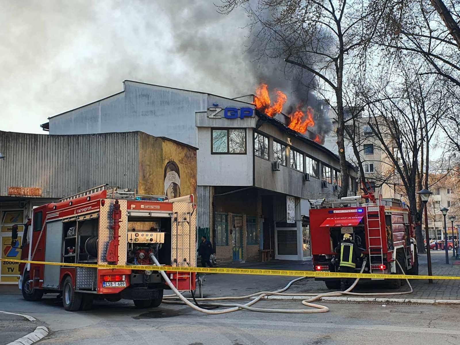UGAŠEN POŽAR U ZGRADI "ŽGP-a" U DOBOJU: Smanjio se dimni oblak (VIDEO)