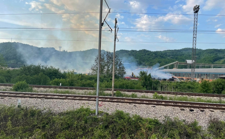DRAMA U MAGLAJU: Požar u fabrici papira i celuloze Natron Hayat, gasi ga više vatrogasnih brigada, komunalci, građani...