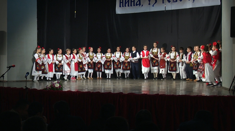 DOBOJ: Folkloraši skupili oko 5.000 KM za liječenje Nine Bližnjaković (FOTO)