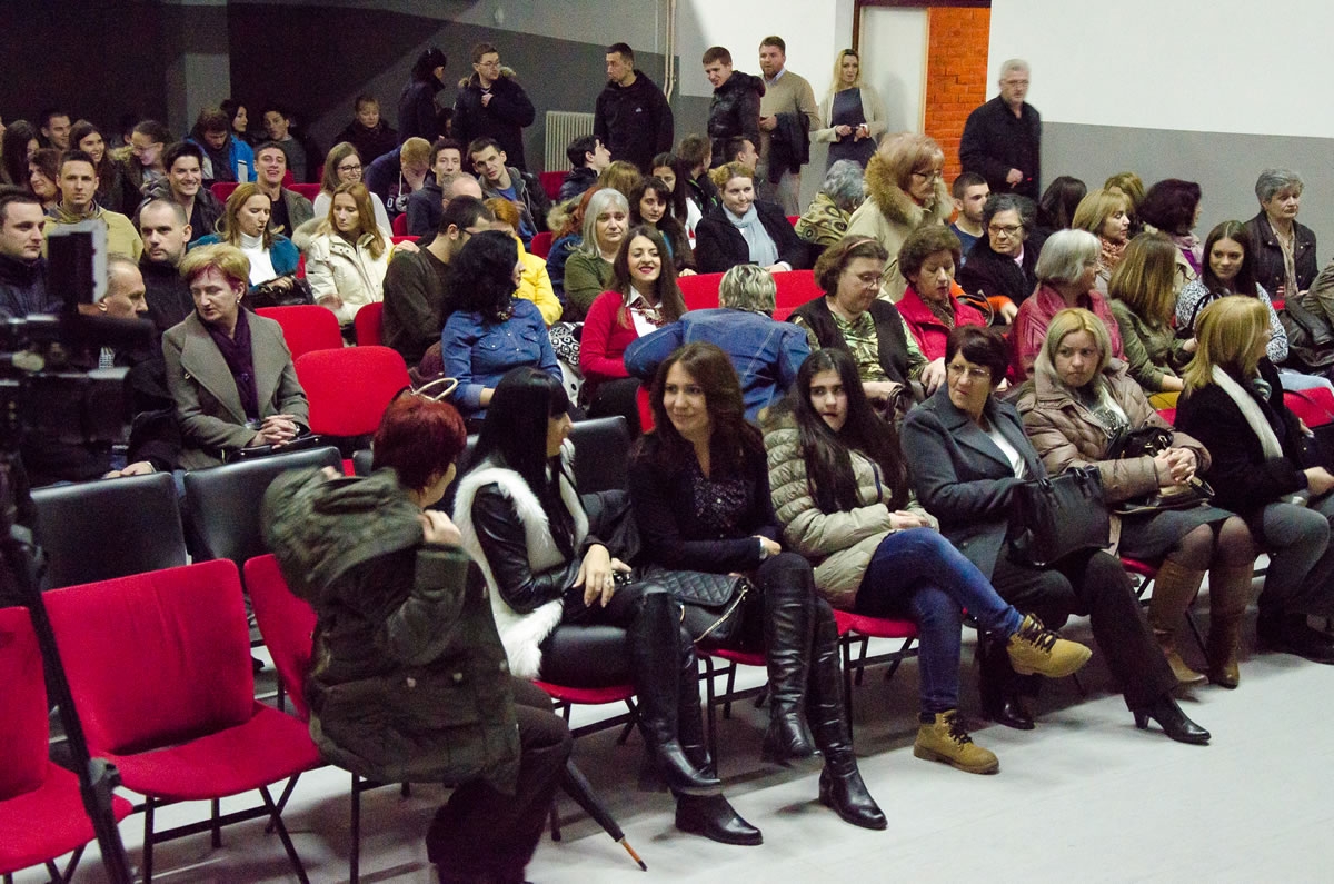 DOBOJ: Humanitarna predstava za oboljele sestre Gojić (FOTO)