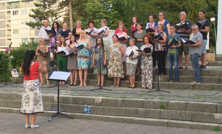 DOBOJ: U Gradskom parku održan mini kocert SCPD “Bogoljublje” (FOTO)