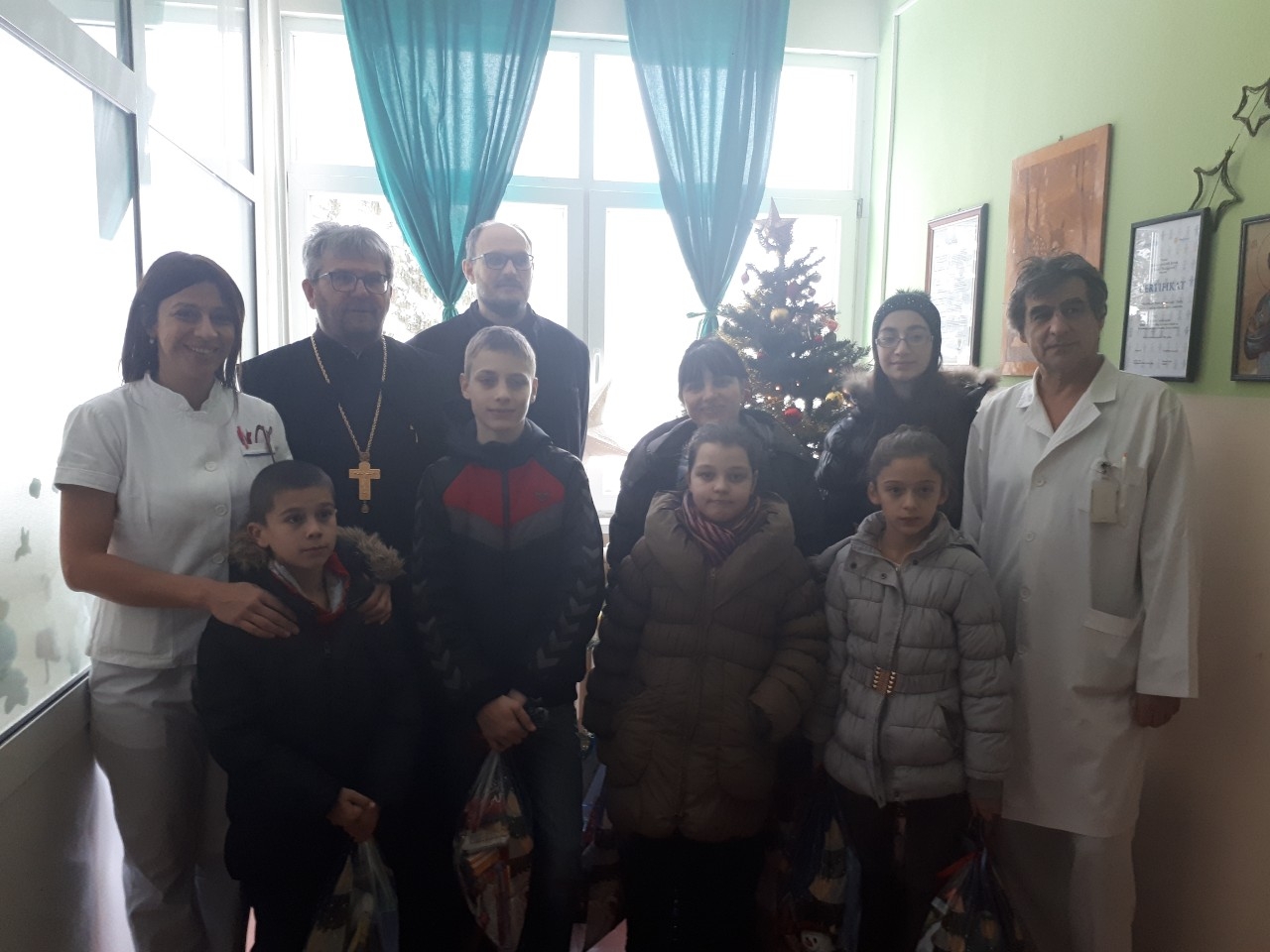 DOBOJ: Mališanima u bolnici uručeni pokloni povodom Svetog Nikole (FOTO)