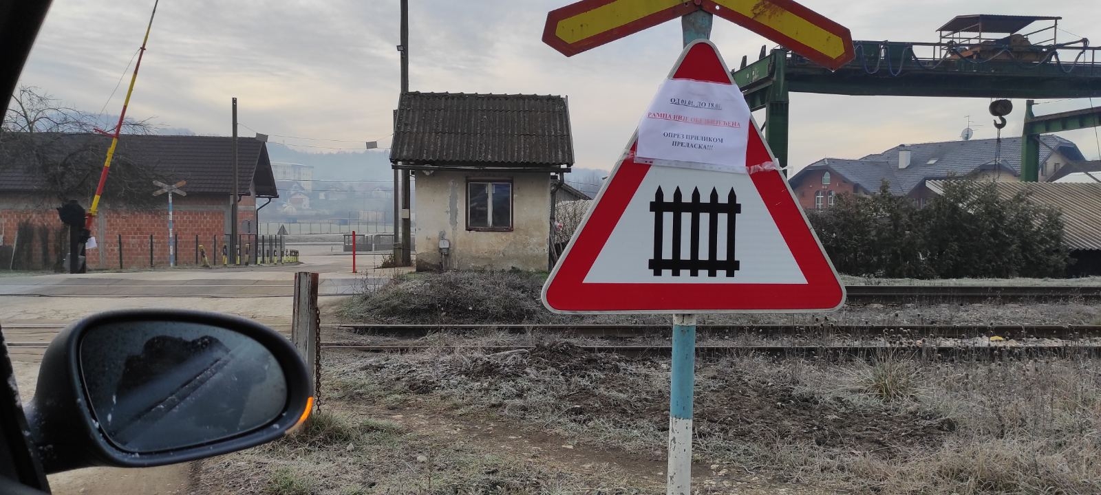 UPOZORENJE: Rampa na pružnom prelazu u Stanarima nije obezbijeđena, puni oprez prilikom vožnje