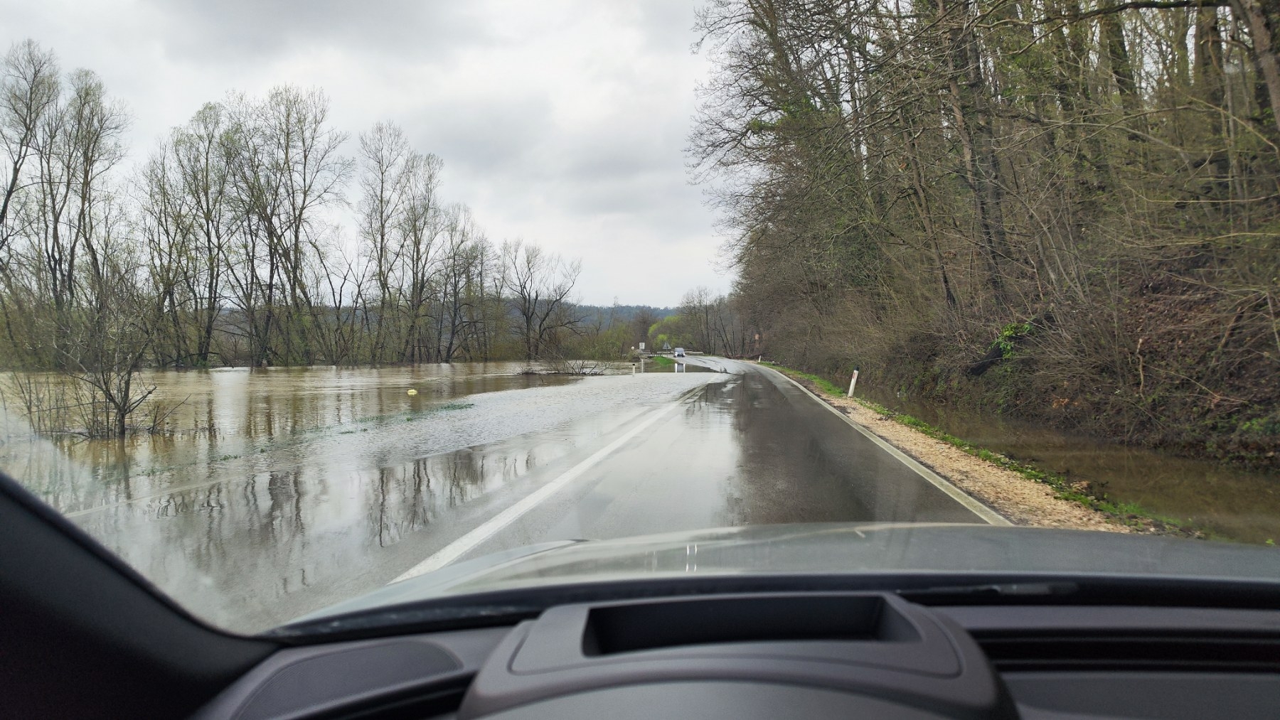 PUTEVI: VozačI, oprez - obilne padavine i odroni izazvali brojne zastoje i obustave saobraćaja
