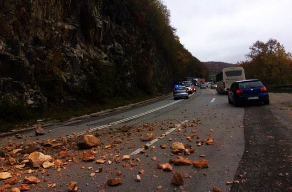 PUTEVI: Otežan saobraćaj, opasnost od odrona