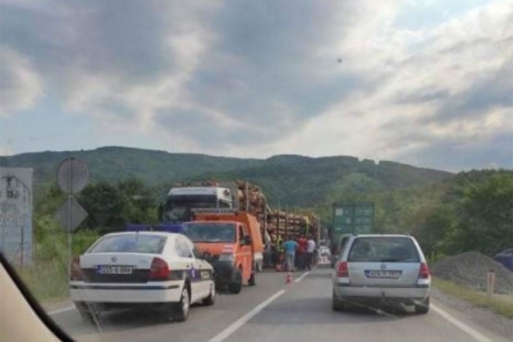 DOBOJ: Sudarila se dva kamiona, građa se rasula po putu