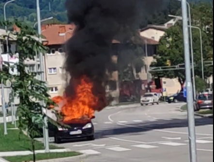 SAMOZAPALJENJE PUTNIČKOG AUTOMOBILA: U Ulici Cara Dušana izgorio auto. (FOTO) (VIDEO)