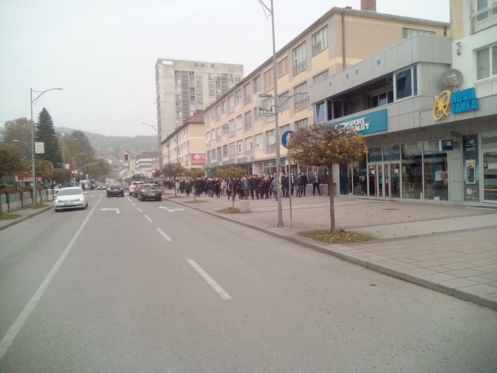 DOBOJ: Protestanti kreću prema zgradi gradske uprave