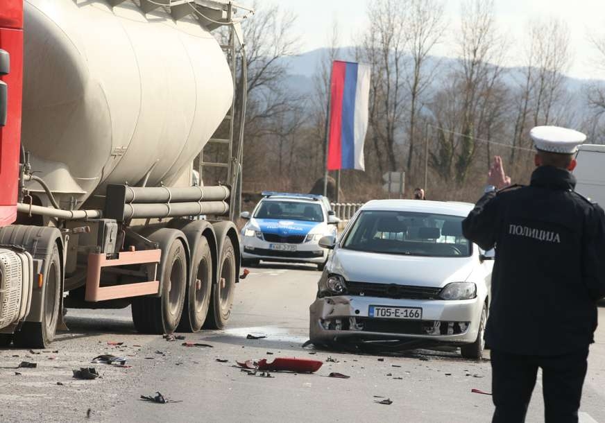 NESREĆA KOD DOBOJA Sudar cisterne i „golfa“ usporio saobraćaj (FOTO)