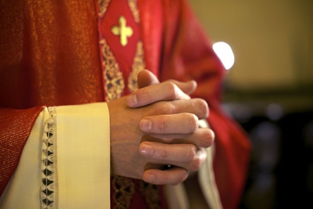 KATOLIČKI SVEŠTENIK ŽRTVA SEKS-SKANDALA: Fratar naseo na izjave ljubavi!