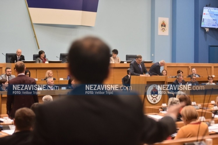 BURNO NA SJEDNICI O PROGRAMU REFORMI: Opozicija zviždi i lupa po klupama (VIDEO)