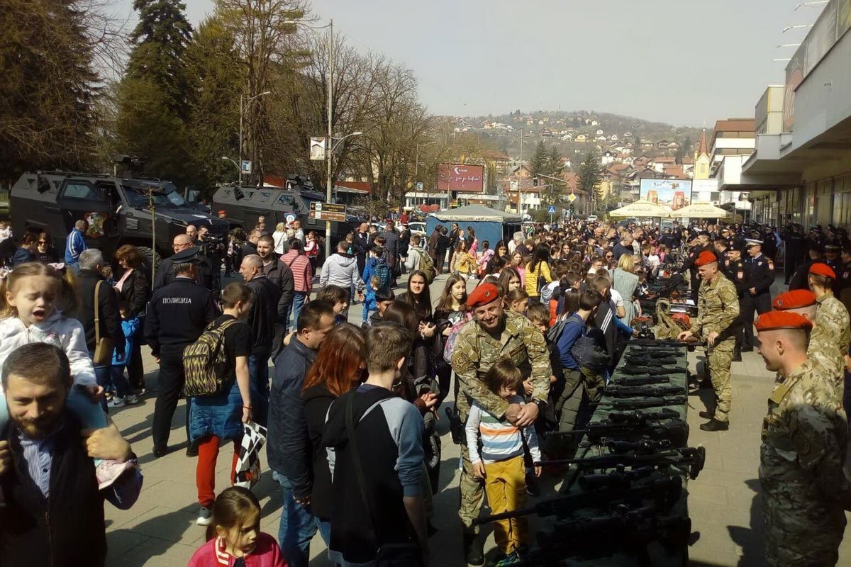 DOBOJ: Plava uniforma magnet za školarce