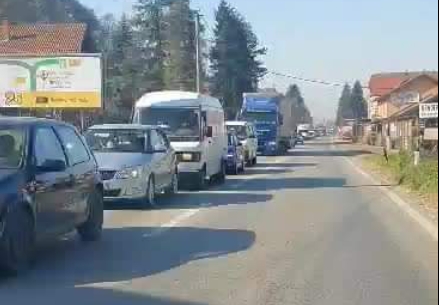 NEPREGLEDNA KOLONA VOZILA: Od autoputa do kružnog toka. (FOTO) (VIDEO)