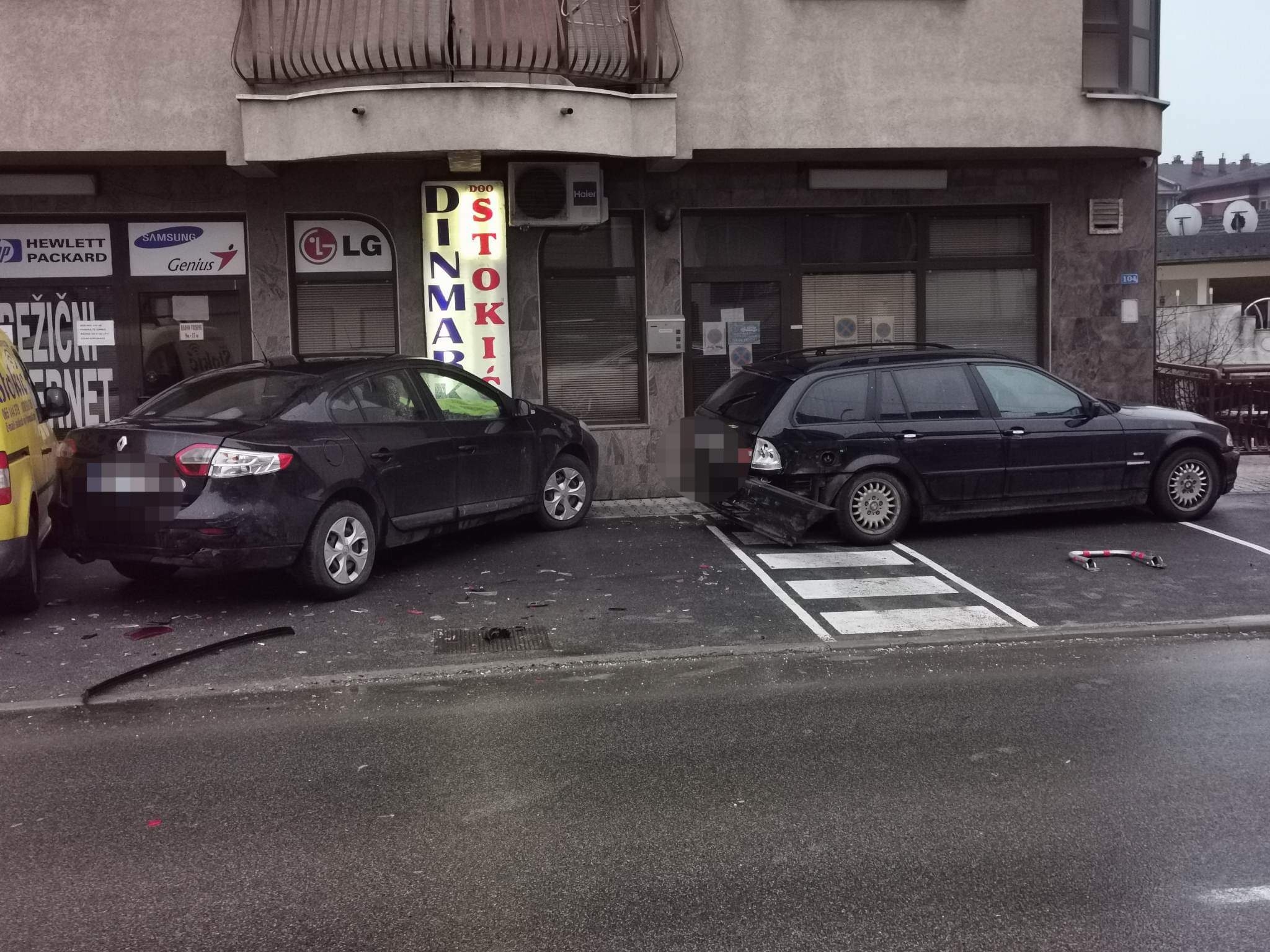 VOZILO EUROTAXIJA IZAZVALO SUDAR: Vozač taxija se udaljio sa mjesta nezgode. (FOTO)