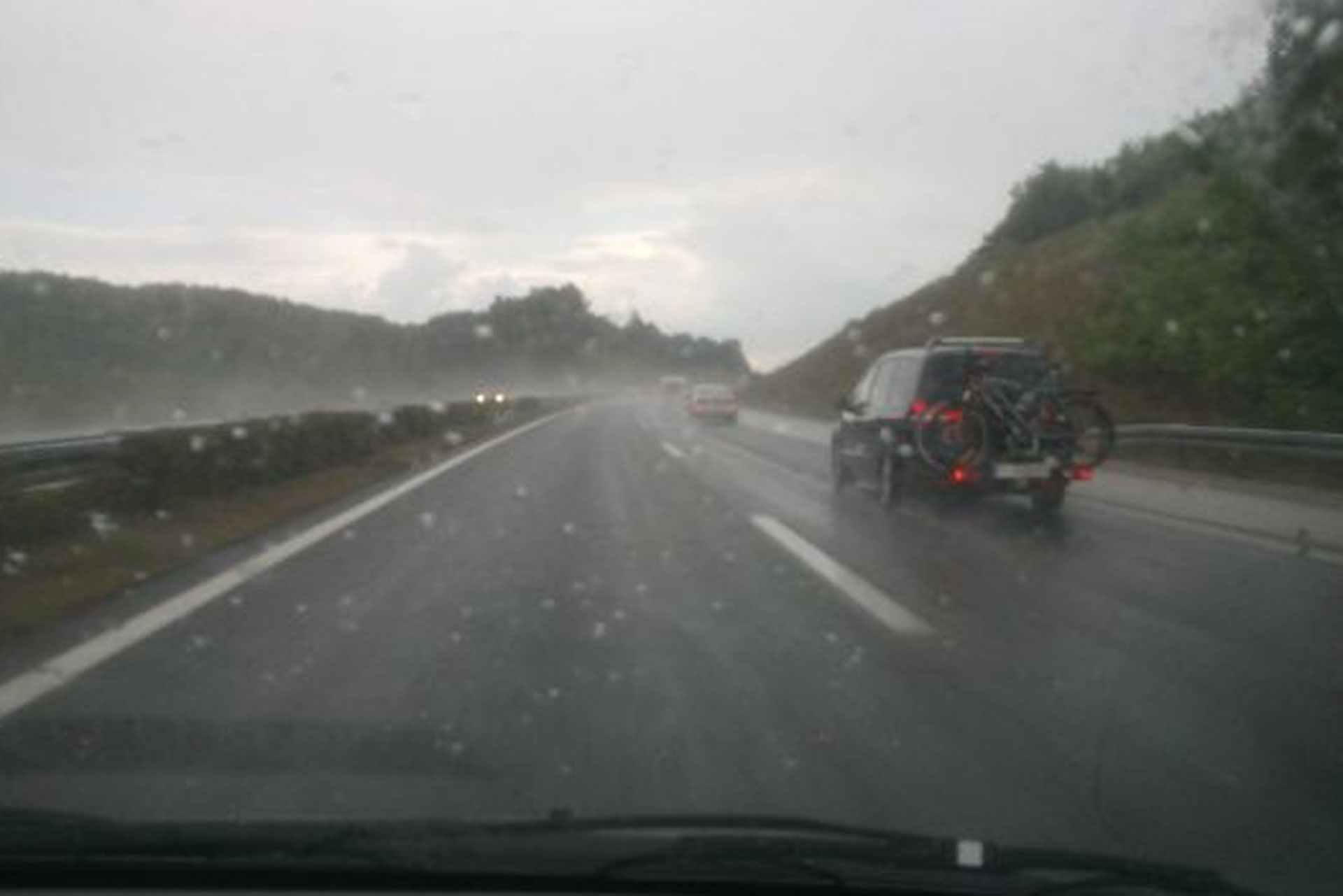 PUTEVI: Saobraćaj bez zastoja, oprez zbog mokrog kolovoza na jugozapadu