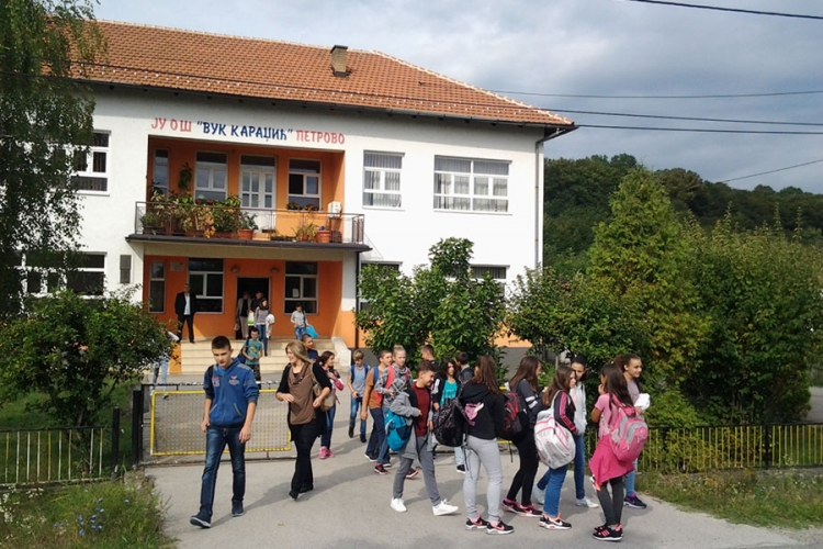 NIKAD KRAJA AGONIJI U OŠ "VUK KARADŽIĆ" U PETROVU: Interesi đaka na zadnjem mjestu